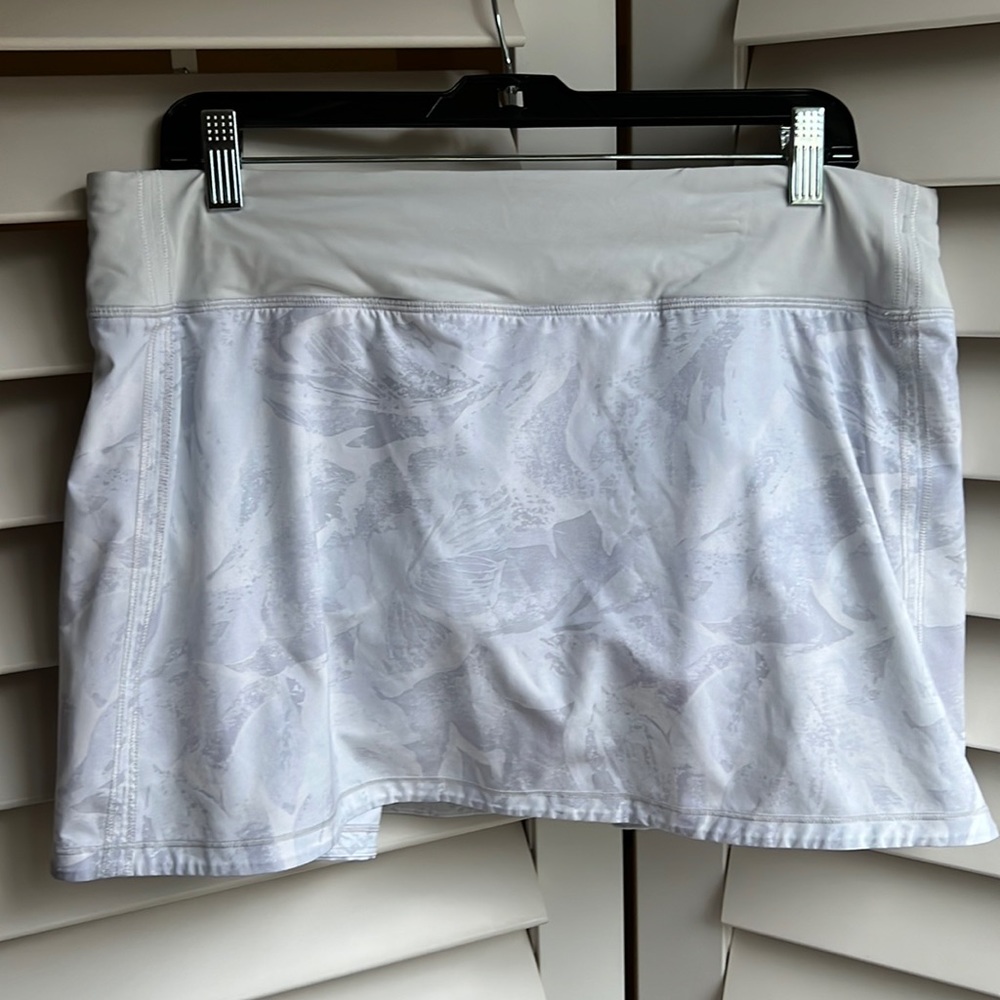 Lululemon light grey and white print power skirt size 10